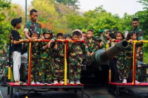 Asyiknya Menikmati Joyride Kendaraan Tempur (Tank Leopard 2a4) Bersama TK Kartika XI 24 Yonkav 8