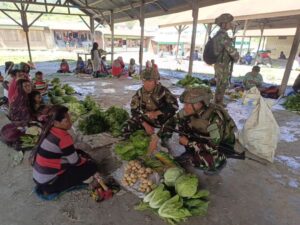 Satgas Yonif 323 Kostrad Borong Hasil Tani, Bantu Ekonomi Warga Sinak