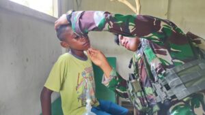 Prajurit Yonif 501 Kostrad Selamatkan Anak Jatuh dari Pohon di Papua