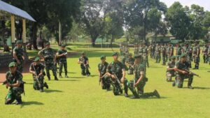Yonarmed 13 Kostrad Menerima Wasbinsat dari Kasdivif 1 Kostrad