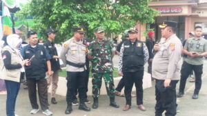 Wakapolresta Cirebon AKBP Imara Utama. SIK, MH Tinjau Langsung Pilkada 2024 Di TPS 06 Dan 04 Desa Putat Kec Sedong Kab Cirebon