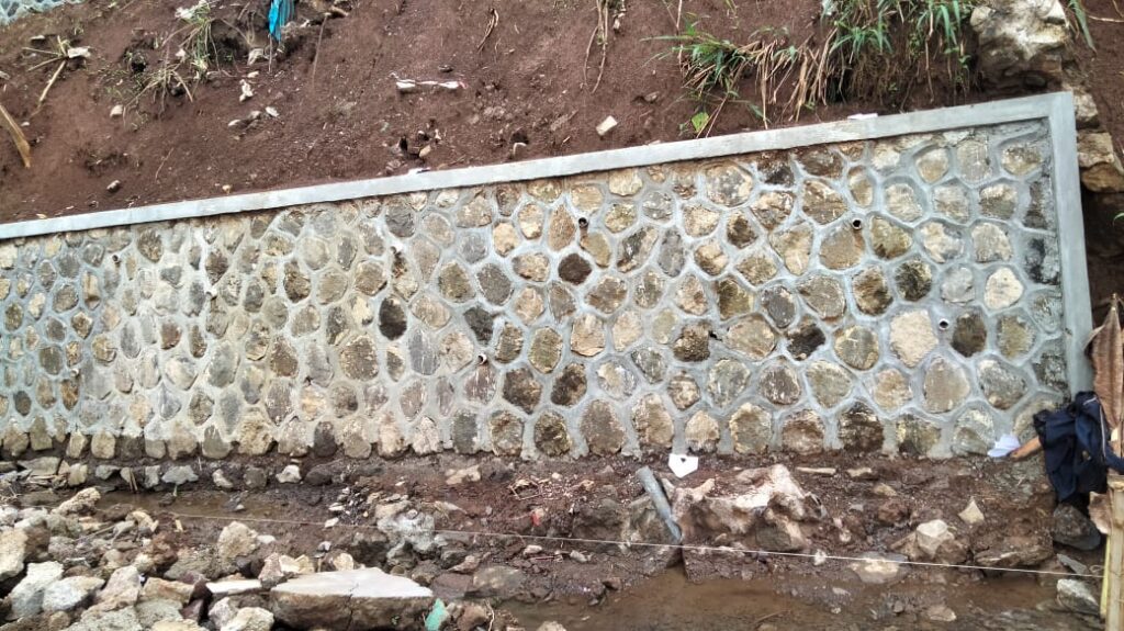 Pembangunan Talud Di SMPN1 Cicantayan Asal Asalan di duga Menggunakan Batu Bekas Dan Tanpa Papan Informasi Rawan Di Korupsi