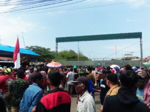 Demo Warga 5 Desa Yang Ada Di Kec. Astanajapura Di Bantu  Ormas GRIB Tuntut PLTU Untuk Membayar Tanah Mereka