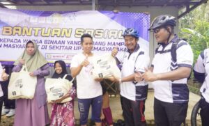 Sembari Gowes, Lapas Narkotika Karang Intan Bagikan Sembako Untuk Warga Masyarakat
