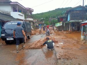Warga Terdampak Banjir Di Ciemas Sukabumi Mulai Bersih-Bersih Bekas Banjir