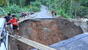 Ditpolairud polda Jabar dan Satpolairud polres Sukabumi bangun jembatan darurat untuk warga