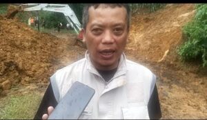 Longsor Tutupi Jalan Penghubung Dua Desa Di Sukabumi, Satu Unit Alat Berat Terjunkan Kelokasi.