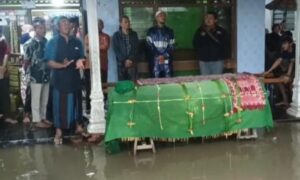 Hujan Deras dan Banjir Warnai Pemakaman Bocah Tewas Dalam Karung