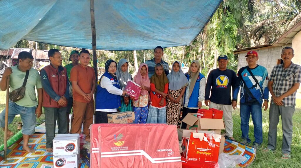 Dinsos Nagan Raya Salurkan Bantuan Masa Panik kepada Korban Kebakaran