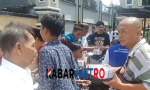 Edi Warga Masyarakat : Pembagian Nasi Kotak Jum’ at Berkah Rizal Bawazier Sangat Membantu 