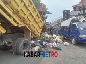 Bupati Pemalang Mendapatkan Hadiah Ulang Tahun,Dua Truk Berisi Sampah.