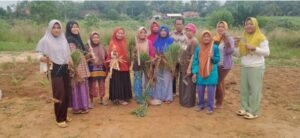 Kader PKK Desa Sinar Laga Gotong Royong Bersama Pak Kades Bersihkan Lingkungan Balai Desa
