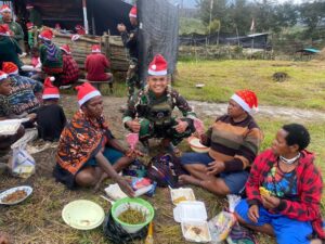Suka Cita Natal Yonif 323 Kostrad Bersama Warga Eromaga