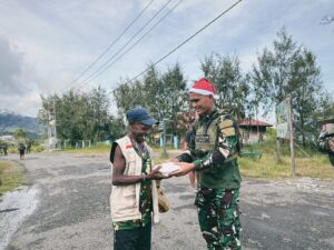 Satgas Yonif 509 Kostrad Meriahkan Natal dengan Berbagi Makanan Gratis di Tengah Patroli Keamanan