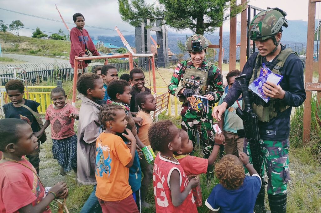 Satgas Yonif 509 Kostrad Bermain dan Belajar Bersama Anak-Anak di TK J2