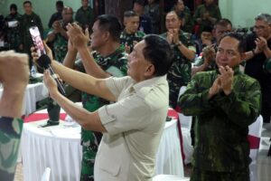 Panglima TNI Bersama Menhan RI Merayakan Malam Pergantian Tahun Bersama Ribuan Prajurit di Papua