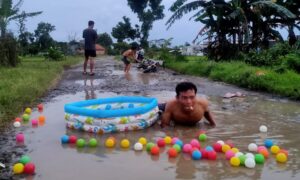Baru Ada Di Pemalang,Wahana Mandi Bola Berada Di Jalanan Yang Rusak