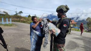 Satgas Yonif 509 Kostrad Gelar Patroli dan Berbagi Pakaian Baru untuk Warga