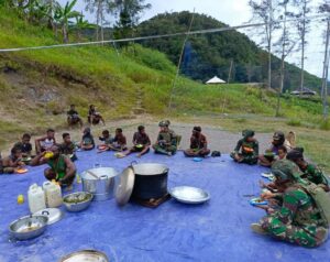 Prajurit Buaya Putih Kostrad Gelar Makan Siang Bersama Masyarakat Kampung Wombru