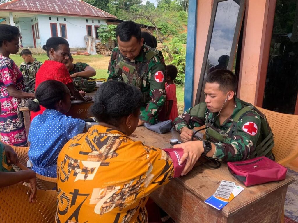 Pasukan Langit Yonif 501/BY Gelar Pengobatan Gratis Untuk Masyarakat Kampung Kamat di Papua