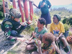 Satgas Yonif 509 Kostrad Berikan Kepedulian kepada Masyarakat di Pos Langit Bilogai