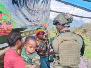Satgas Yonif 323 Kostrad Perkuat Kepedulian dengan Layanan Kesehatan di Pedalaman Papua