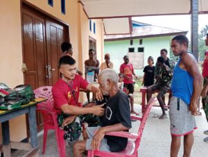 Satgas Yonif 501 Kostrad Bersama Masyarakat Laksanakan Aksi Bersih Kampung dan Pengobatan Gratis