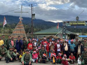 Prajurit Yonif 323 Kostrad Rayakan Natal Bersama Masyarakat Kampung Wako