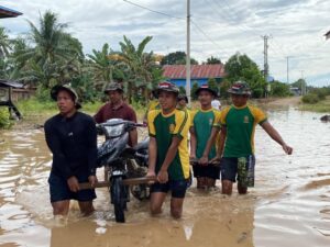 Satgas Pamtas Yonarmed 11 Kostrad Bantu Pemindahan Material Pembangunan Gereja Terdampak Banjir