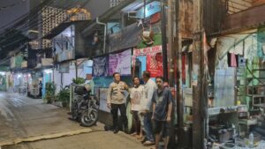 Bhabinkamtibmas Karet Tengsin Patroli Dialogis Dan Sambangi Poskamling RT 11/09 Malam Hari