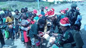 Prajurit Yonif 323 Kostrad Rayakan Natal Bersama Warga Sinak