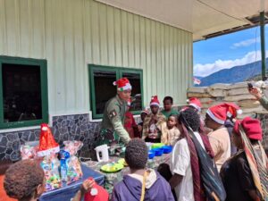 Prajurit Yonif 323 Kostrad Bagikan Resep Kue Putu kepada Warga Kampung Wako