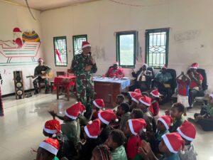 Prajurit Yonif 323 Kostrad Rayakan Natal Bersama Masyarakat Kampung Wako