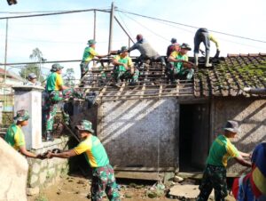 Yonif 303 Kostrad Mengelar Karya Bakti Renovasi Rumah Warga di Desa Karikil