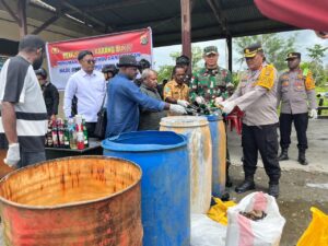 Dandim 1715/Yahukimo dan Kapolres Yahukimo Musnahkan Minuman Keras Hasil Patroli Gabungan TNI-POLRI di Yahukimo pada Tahun Baru 2025