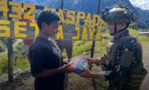 Satgas Yonif 432 Kostrad Awali Tahun 2025 dengan Jumat Berkah di Distrik Dal