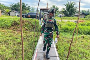 Empati Satgas Yonif 503 Kostrad Berikan Bantuan Warga Masyarakat Mumugu