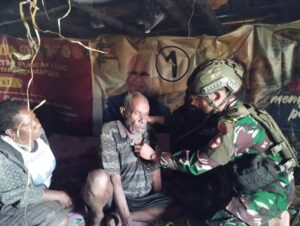 Satgas Yonif 323 Kostrad Berikan Pelayanan Kesehatan di Kampung Gome