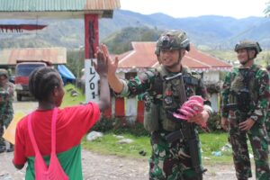 Yonif 323 Kostrad Sebarkan Sukacita Natal di Kampung Kago