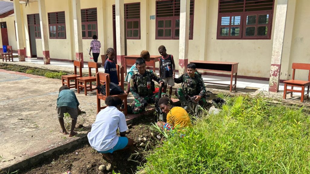 Satgas Yonif 501 Kostrad Gelar Pembersihan dan Pemotongan Rambut Siswa Sambut Tahun Ajaran Baru