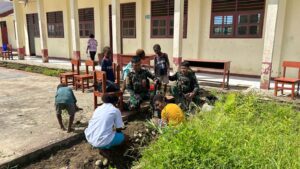 Satgas Yonif 501 Kostrad Gelar Pembersihan dan Pemotongan Rambut Siswa Sambut Tahun Ajaran Baru