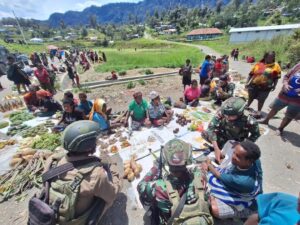 Satgas Yonif 509 Kostrad Bersama Aparat Keamanan TNI-Polri Gelar Kegiatan “BERSAMA” di Pasar Kota Sugapa, Intan Jaya