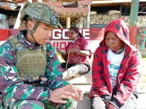 Pelayanan Kesehatan Satgas Yonif 323 Kostrad untuk Papua Sehat