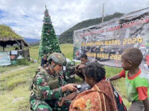 Satgas Pamtas Yonif 323 Kostrad Berikan Pelayanan Kesehatan di Sinak, Papua