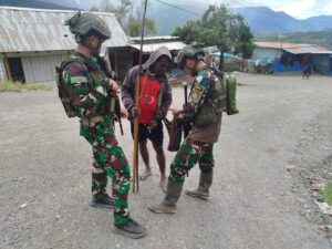Membangun Keakraban Satgas Yonif 509 Kostrad Gelar Sambang Warga di Intan Jaya