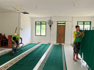 Satgas Pamtas Yonarmed 11 Kostrad Gelar Karya Bhakti Pembersihan Masjid di Desa Sekaduyan Taka