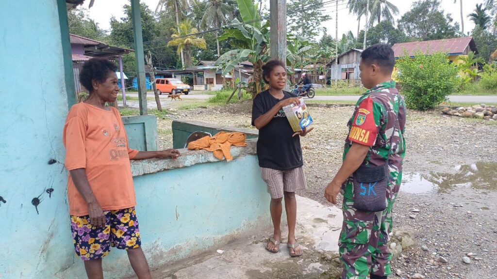 Dukung Program Penurunan Angka Stunting, Babinsa Koramil Mapurujaya Bagikan Susu Kepada Ibu Hamil