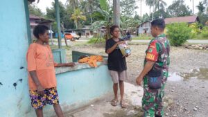 Dukung Program Penurunan Angka Stunting, Babinsa Koramil Mapurujaya Bagikan Susu Kepada Ibu Hamil