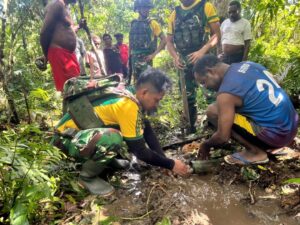 Satgas Yonif 501 Kostrad Bantu Alirkan Kembali Mata Air di Kampung Aimasa