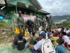 Satgaster Yonif 754 Kostrad Salurkan Bantuan KASAD di Distrik Homeyo, Papua